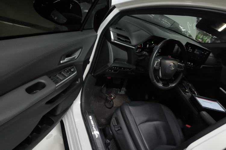 Used Toyota SIENNA 2023 2.5L Hybrid Deluxe Edition