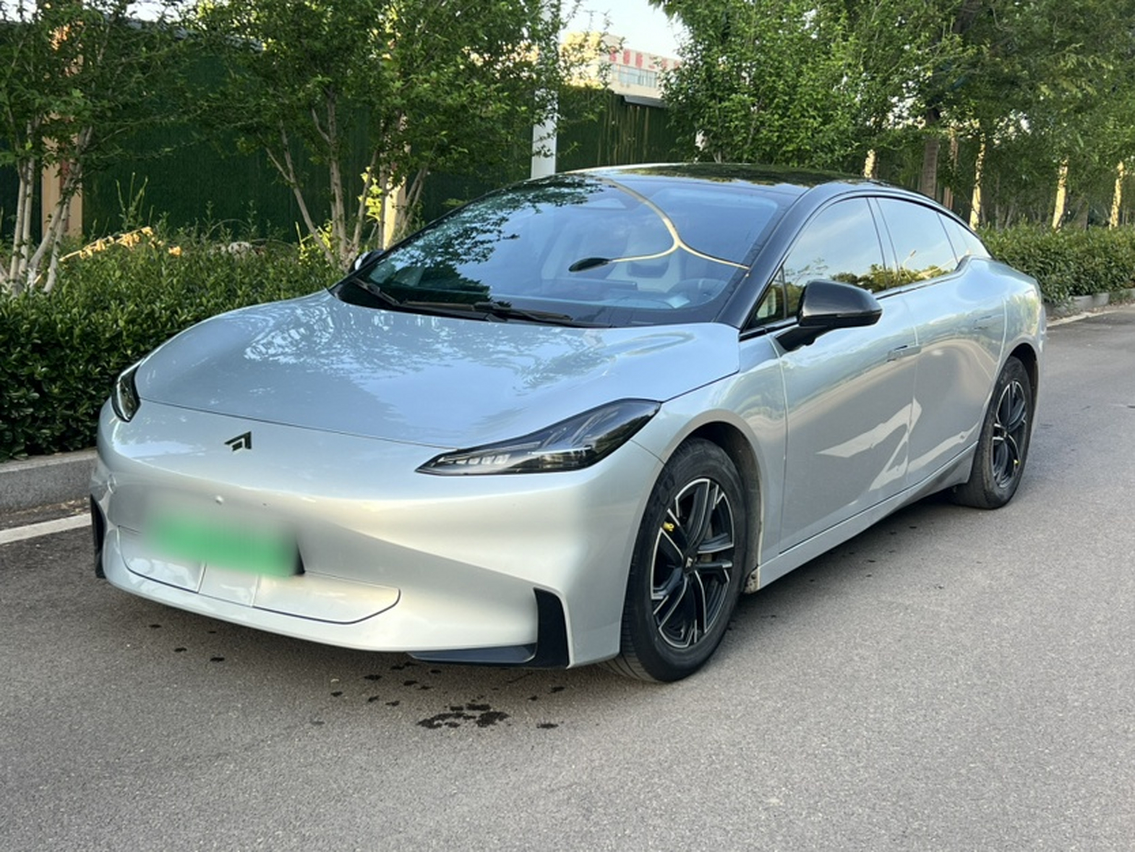 Под передней частью автомобиля