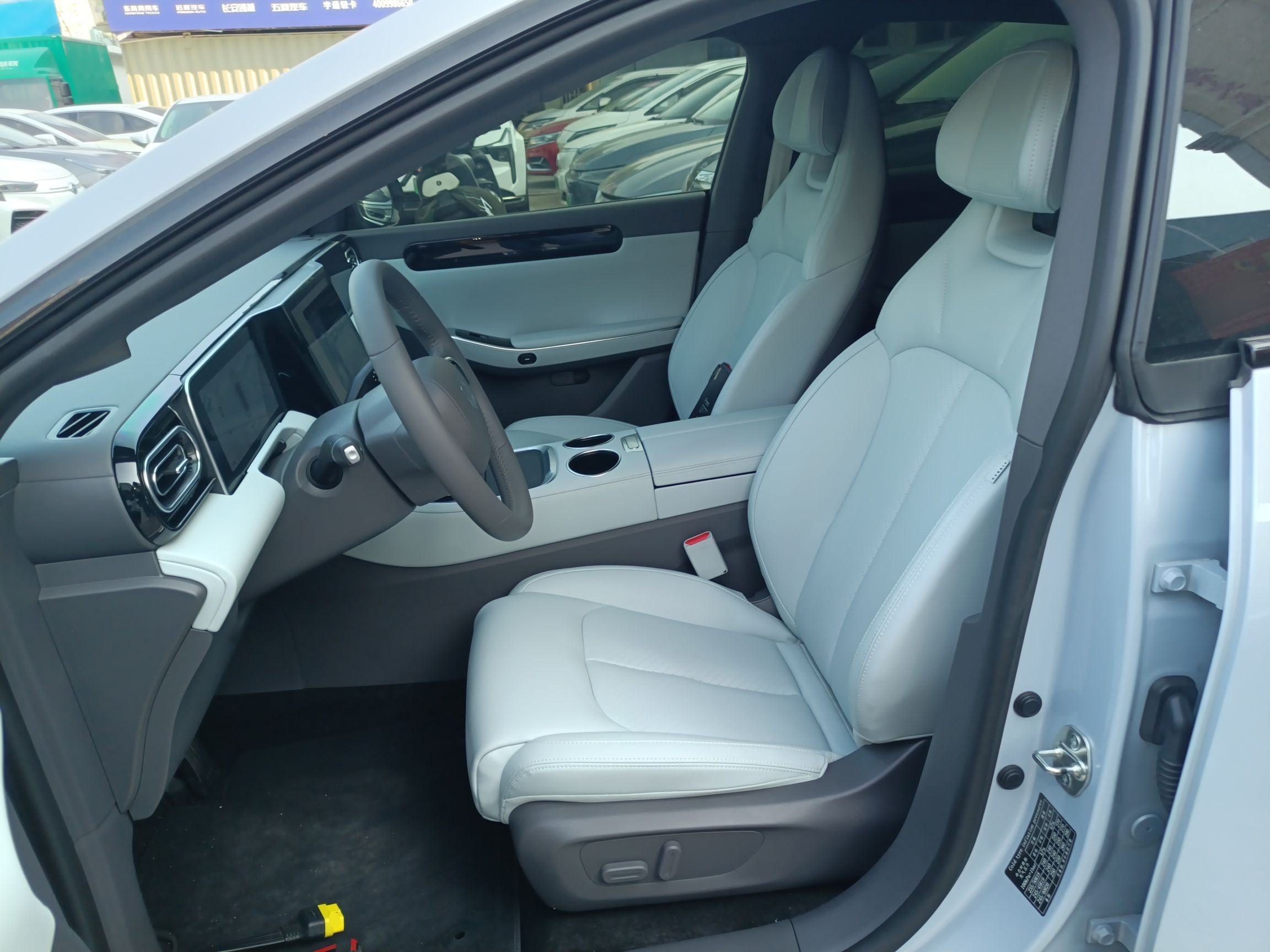 Переднее сиденье в автомобиле