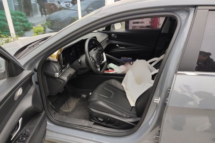 Used Hyundai Elantra 2022 1.5L CVT LUX Prestige Edition Interior 3