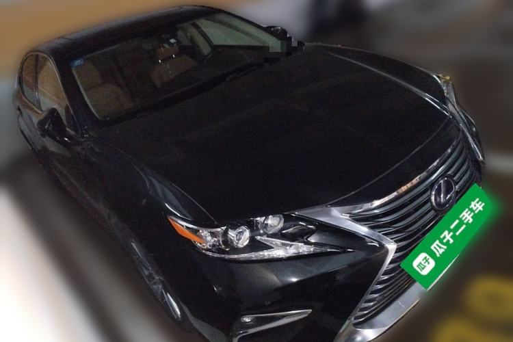 Used Lexus ES 2017 300h Mark Levinson Comfort Edition Front Right 45 Deg