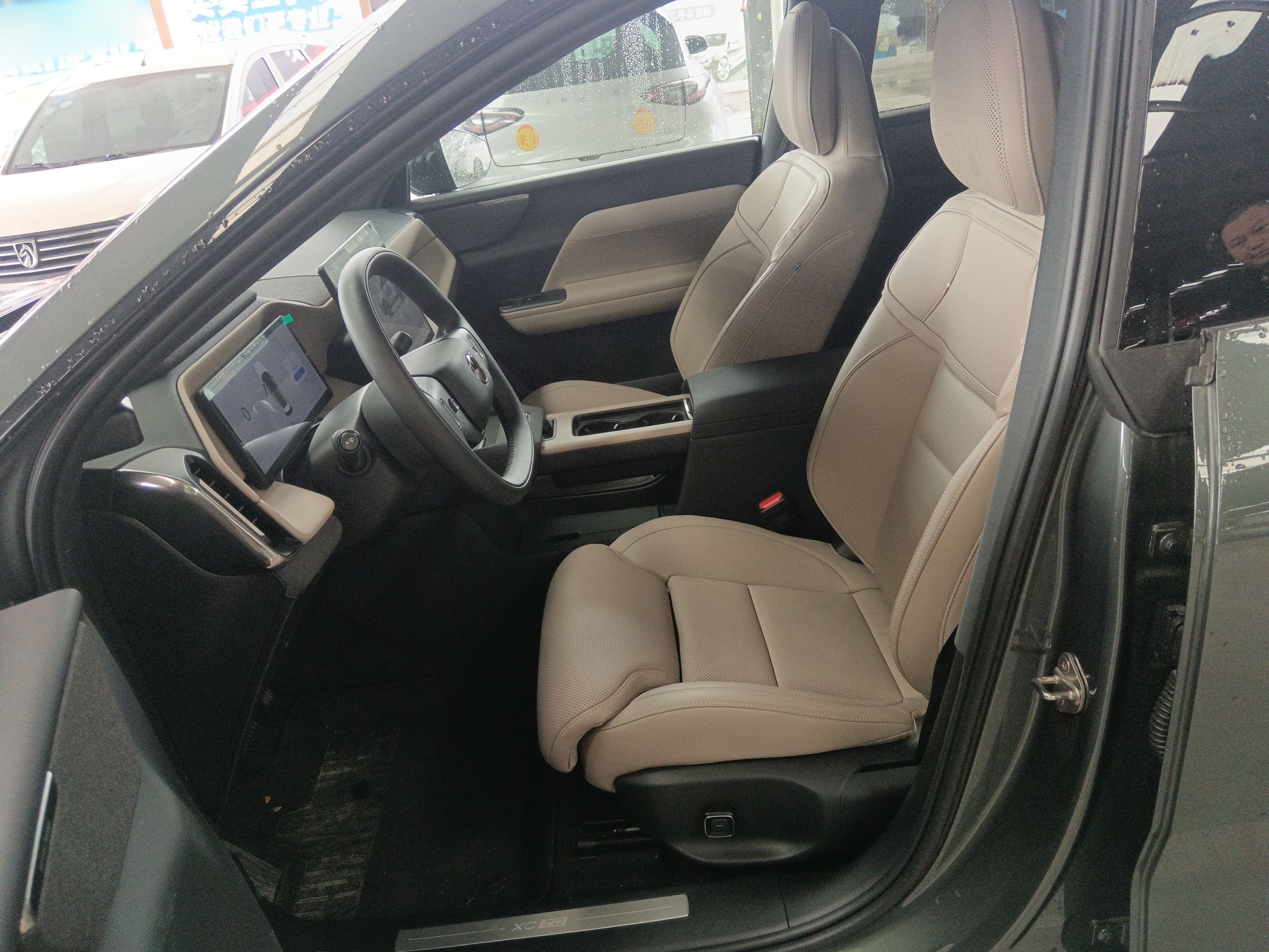 Переднее сиденье в автомобиле