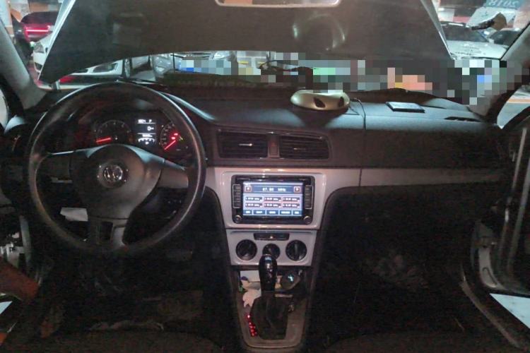 Used Volkswagen Lavida 2013 Revised Classic 1.6L Automatic Fashion Edition Center Console