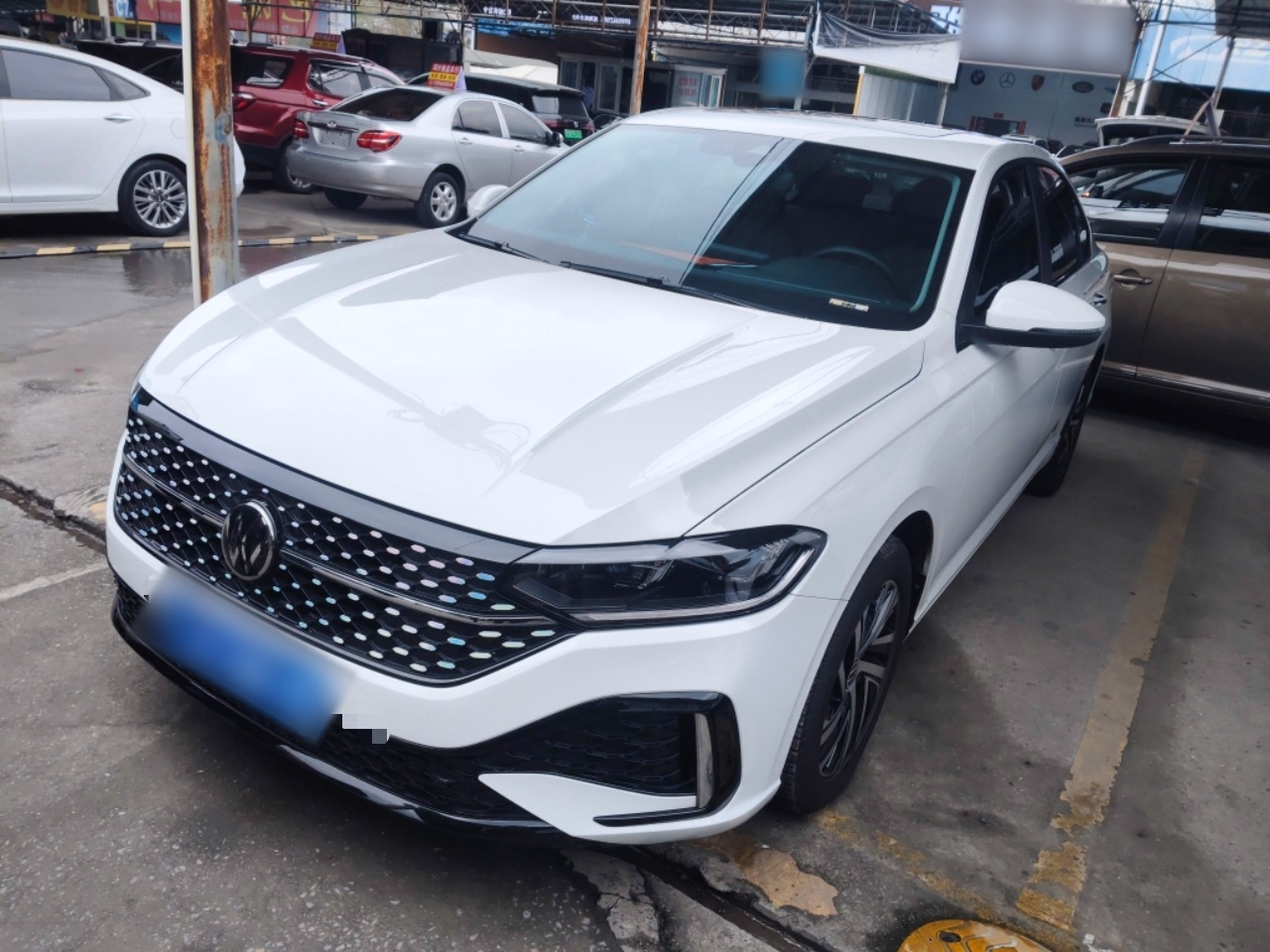 تحت مقدمة السيارة