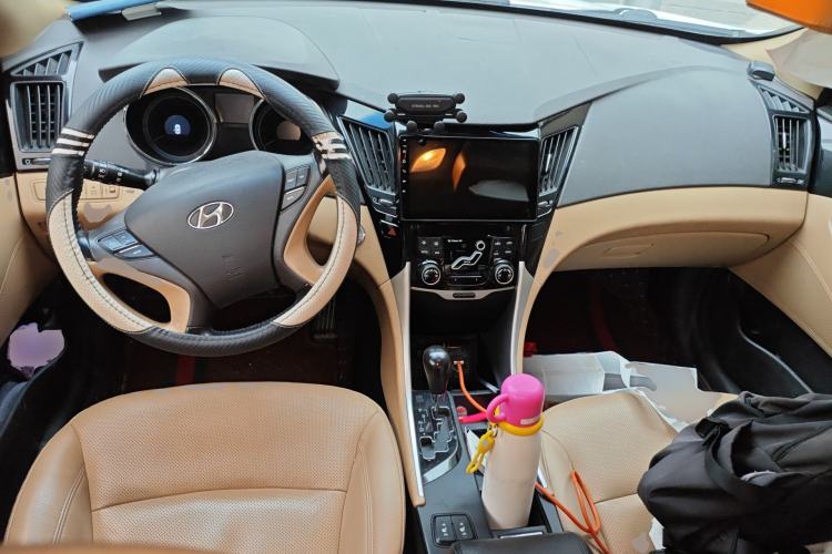 Used Hyundai Sonata 2014 2.0L Automatic Luxury Edition Center Console