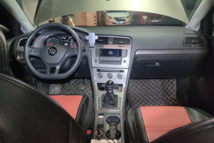 Used Volkswagen Golf 2016 1.6L Manual Fashion Edition Center Console