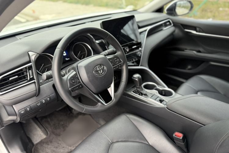 Used Toyota Camry 2023 2.0G Luxury Edition Interior 8