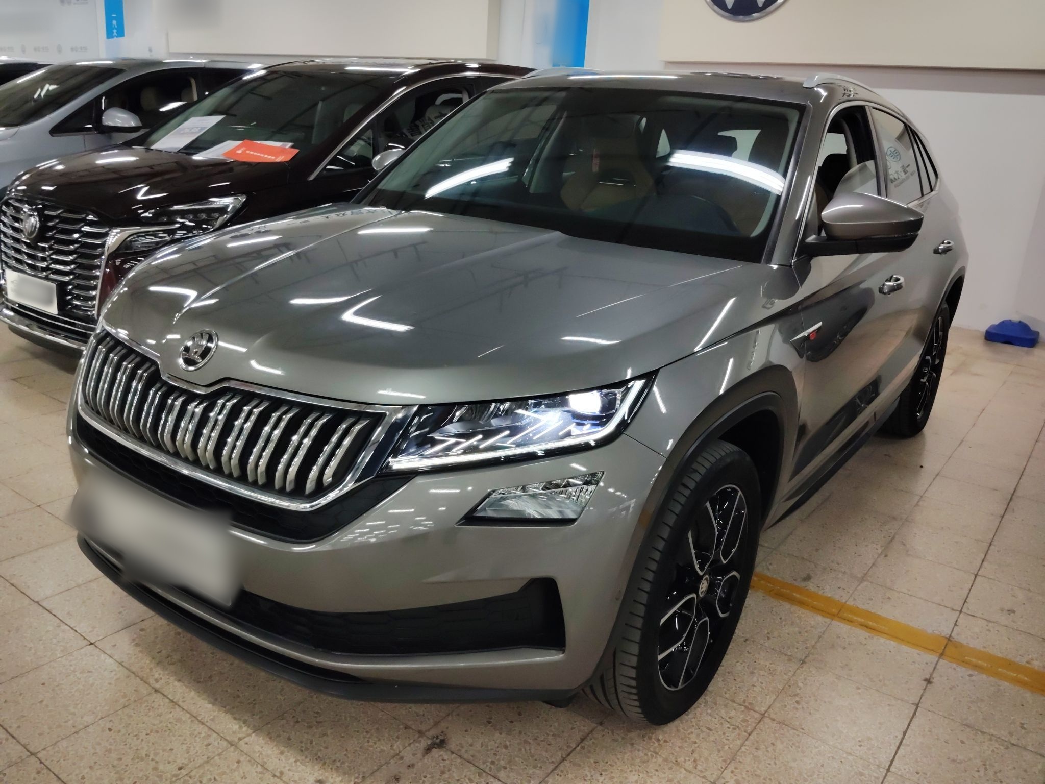 تحت مقدمة السيارة