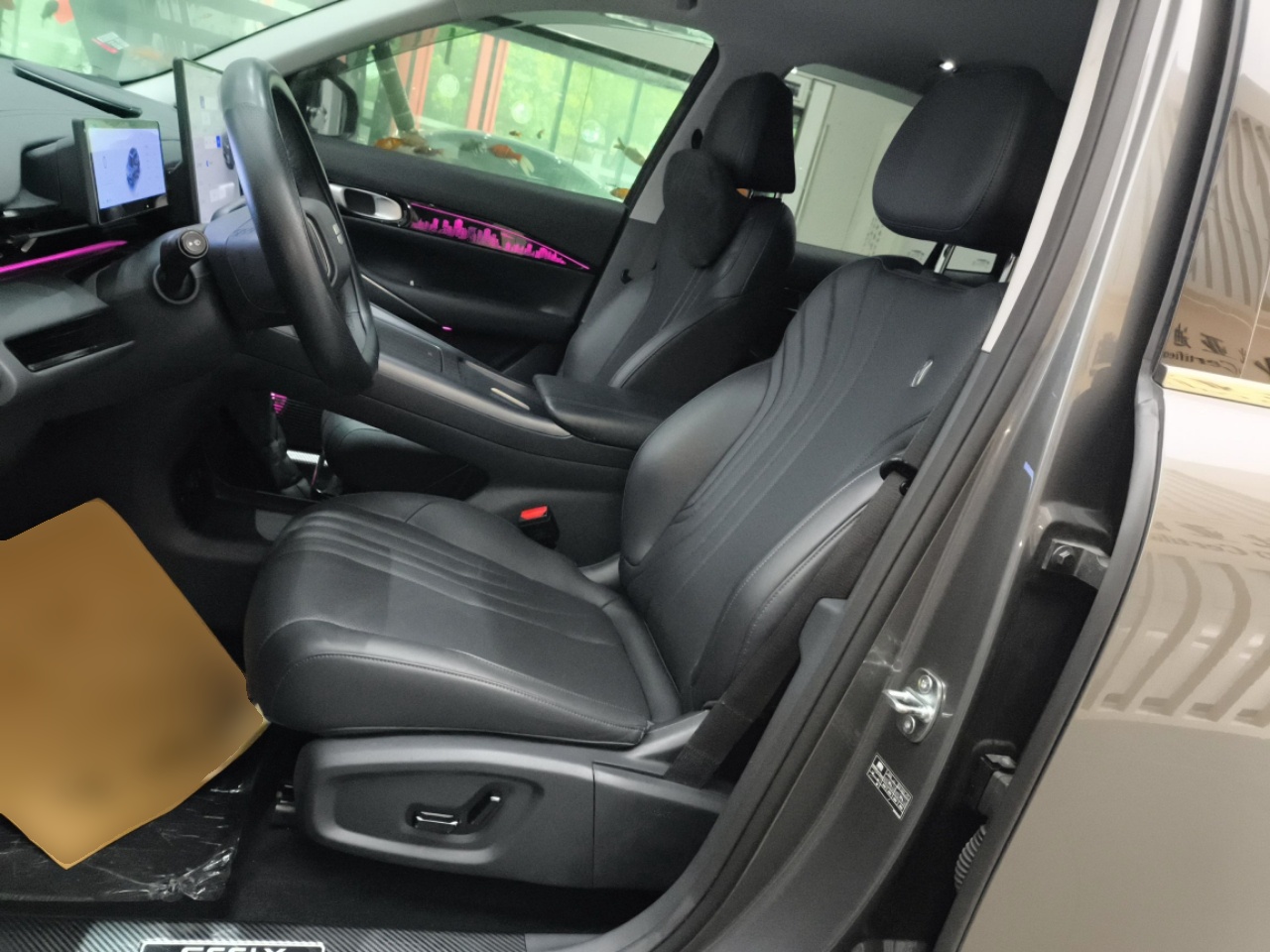 المقاعد الأمامية داخل السيارة