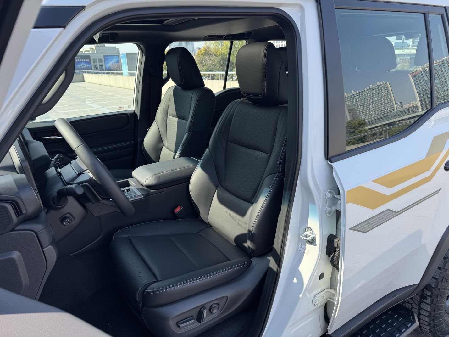 المقاعد الأمامية داخل السيارة