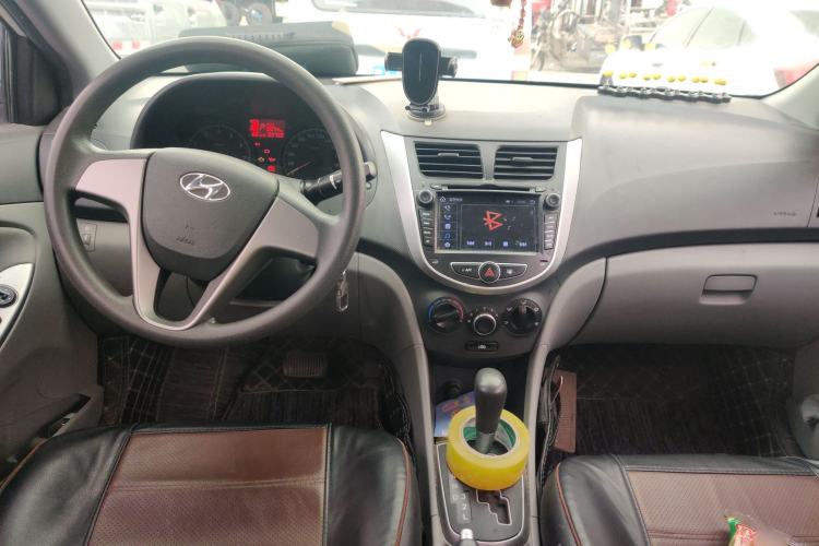 Used Hyundai Verna (older generation) 2016 1.4L Automatic Smart GLS Center Console