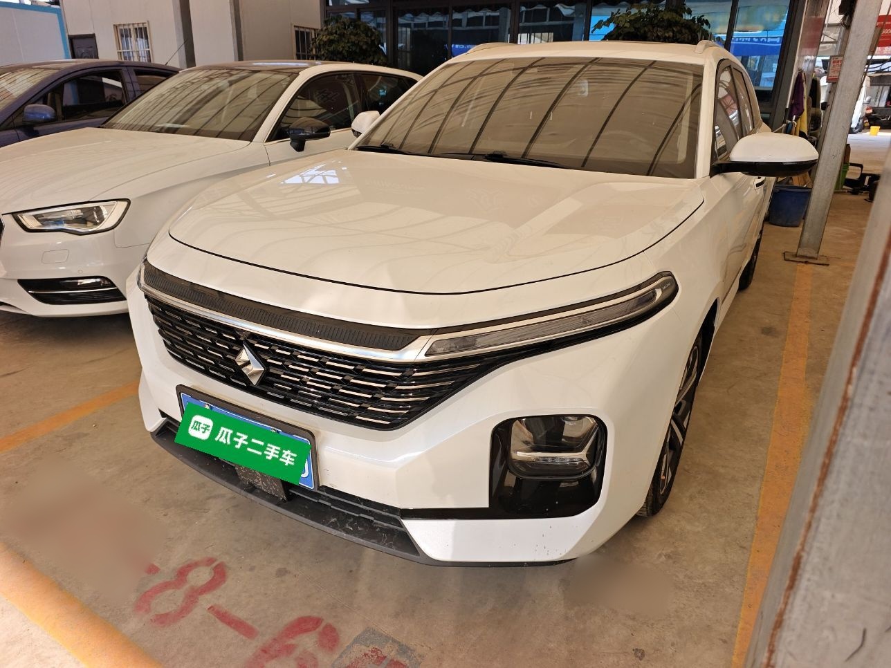 Под передней частью автомобиля