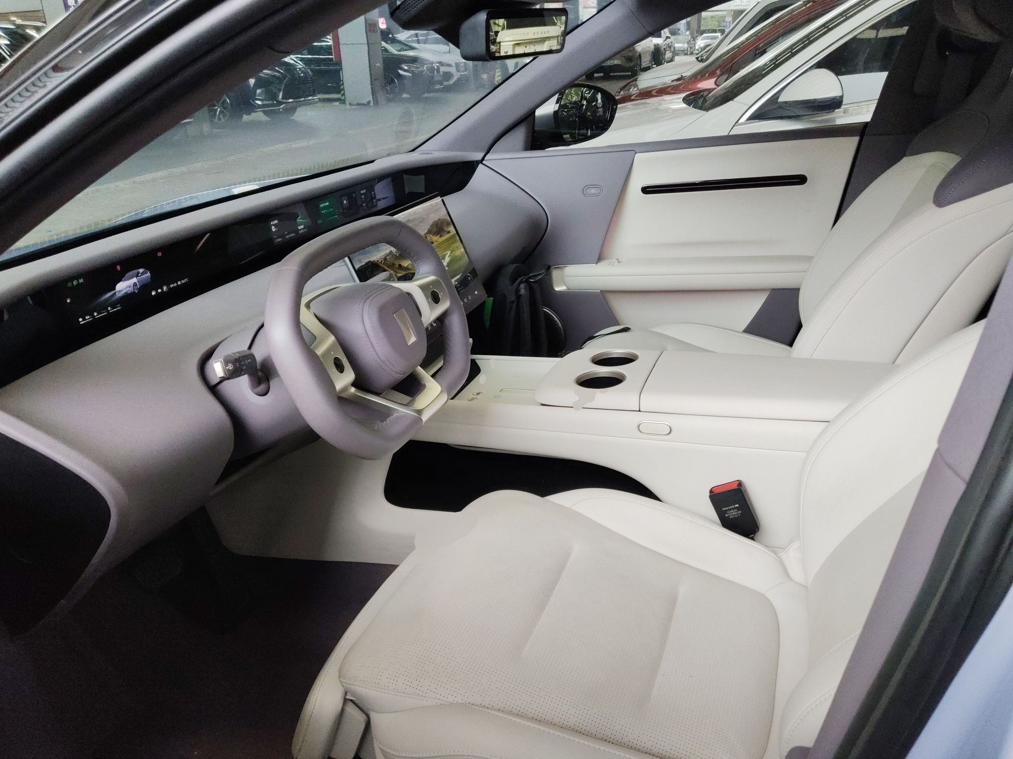 المقاعد الأمامية داخل السيارة