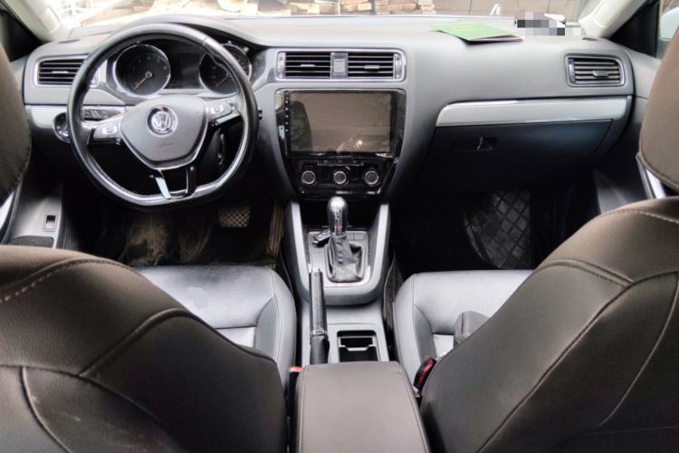 Used Volkswagen Sagitar 2014 Revised Version 1.6L Automatic Comfort Edition Center Console