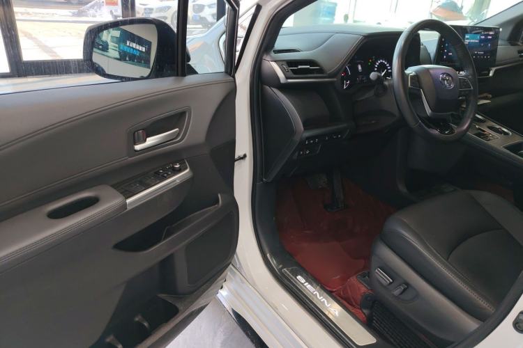 Used Toyota Sienna 2023 2.5L Hybrid Deluxe Edition
