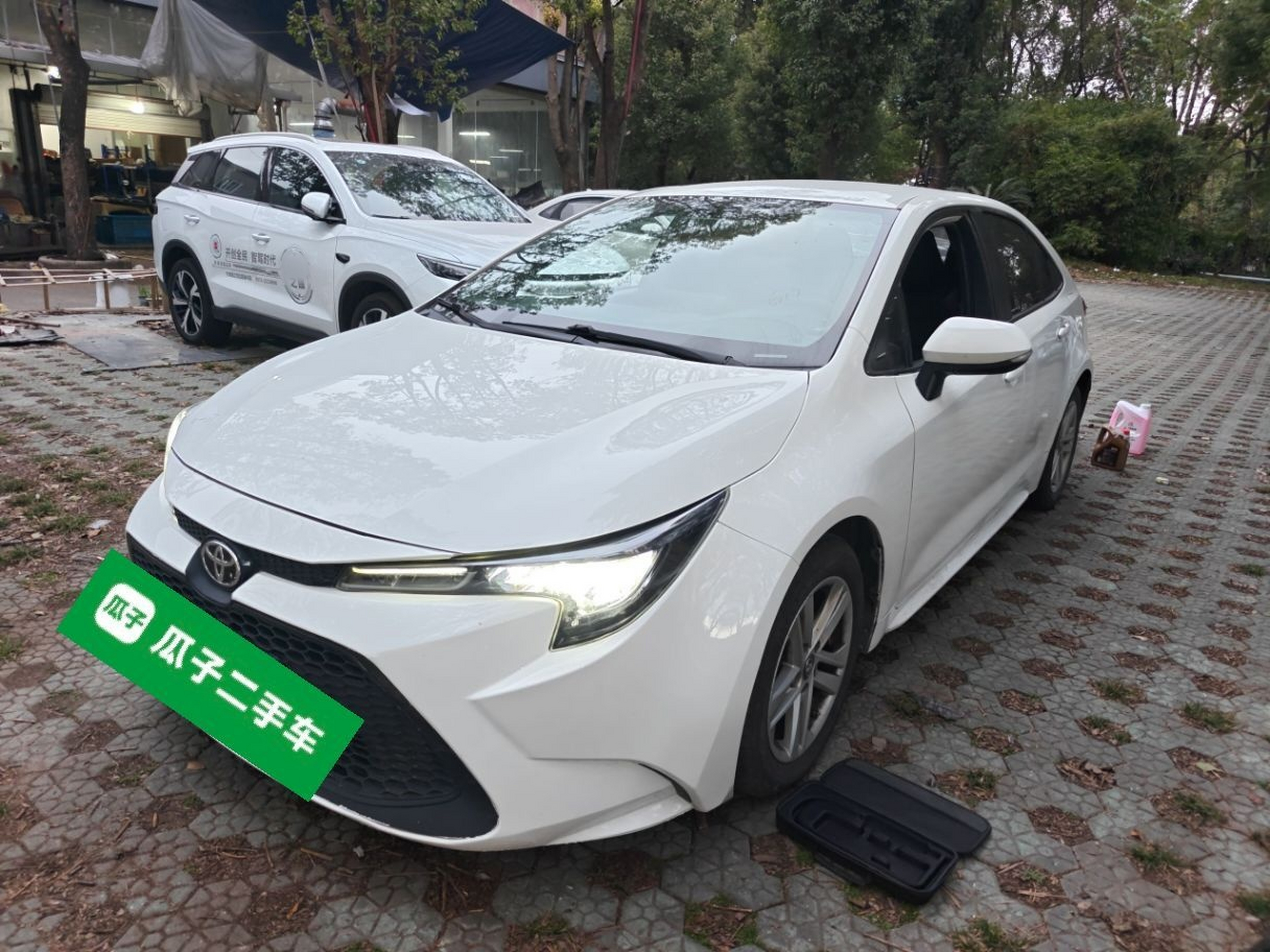 Под передней частью автомобиля