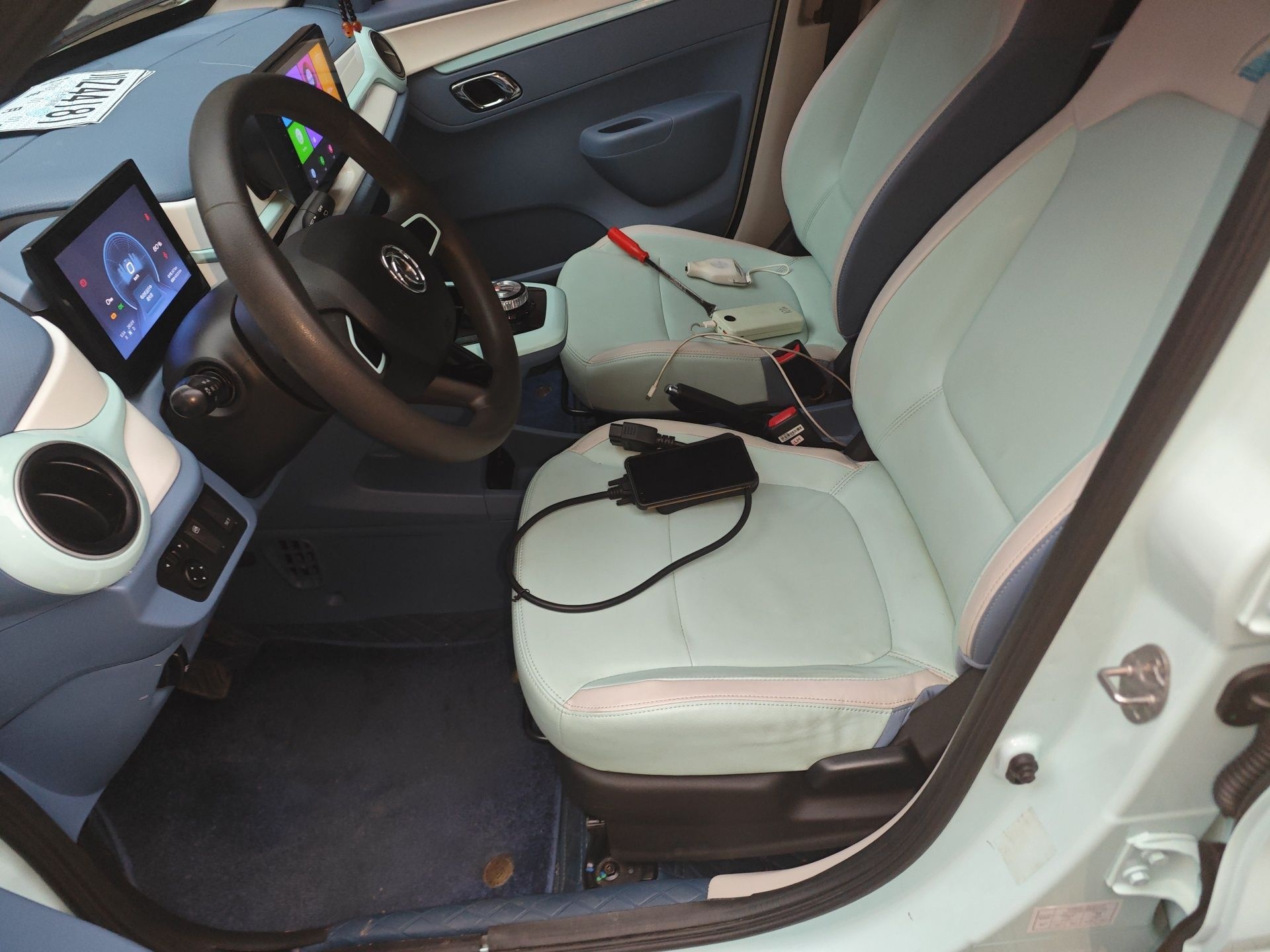 المقاعد الأمامية داخل السيارة