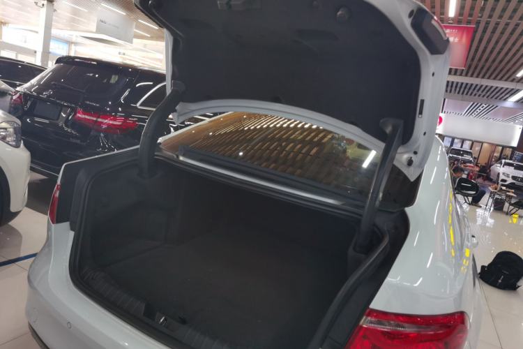 Used Jaguar XFL 2019 XFL 2.0T 200PS Two-Wheel-Drive Luxury Edition Trunk