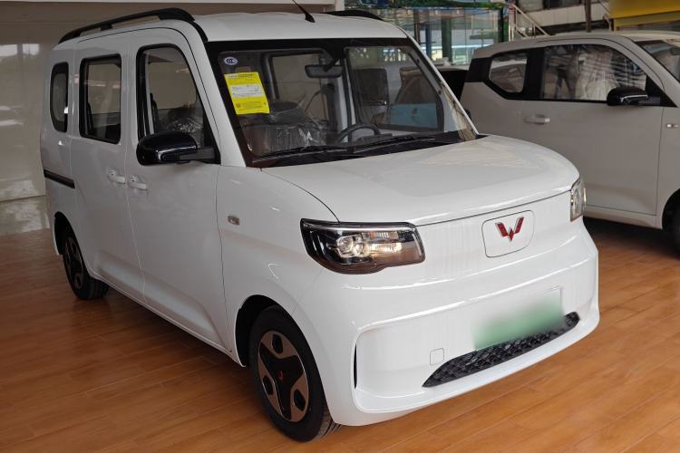 Used Wuling Zhiguang New Energy 2025 Comfort Model Front Right 45 Deg