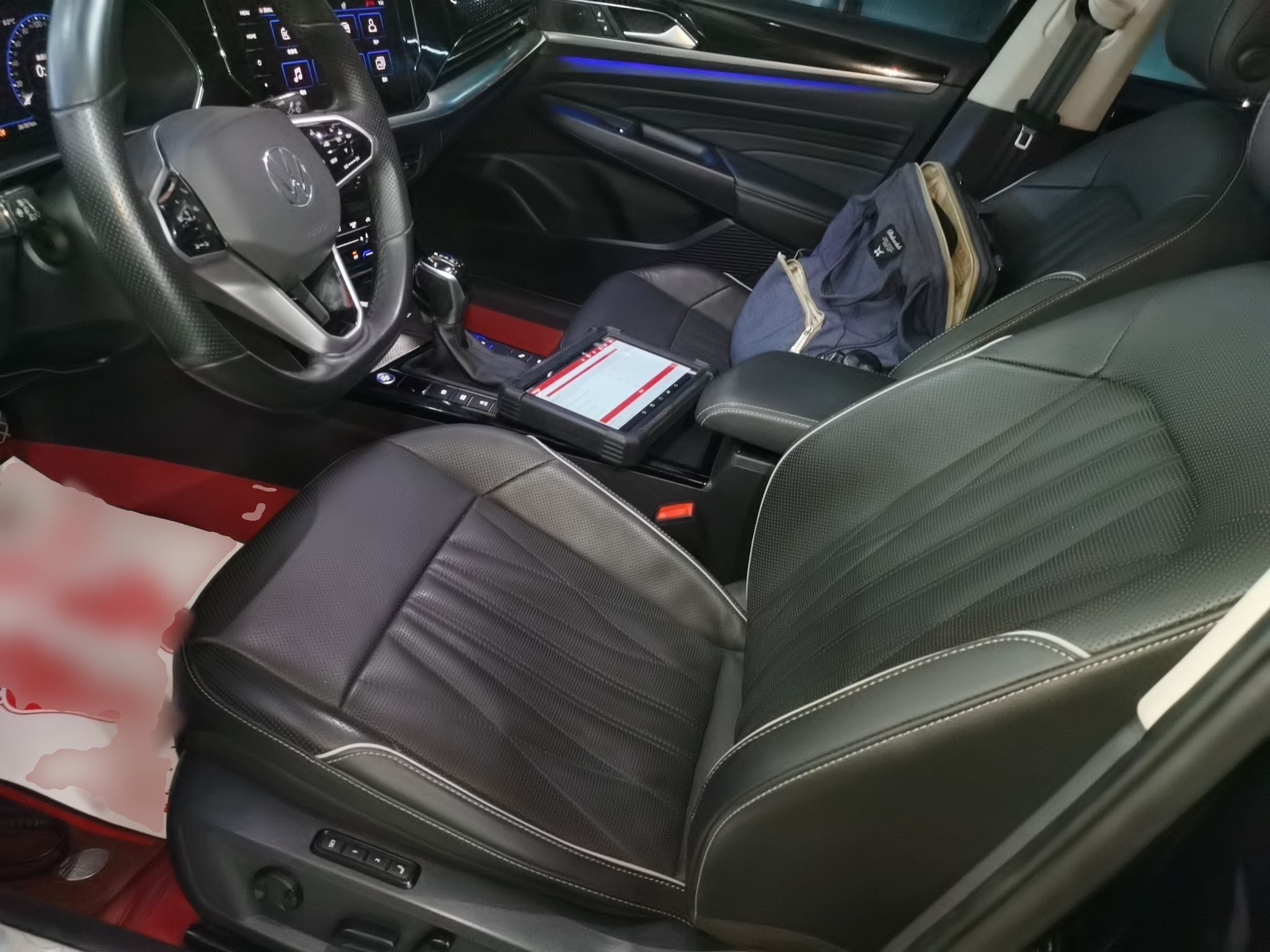 المقاعد الأمامية داخل السيارة