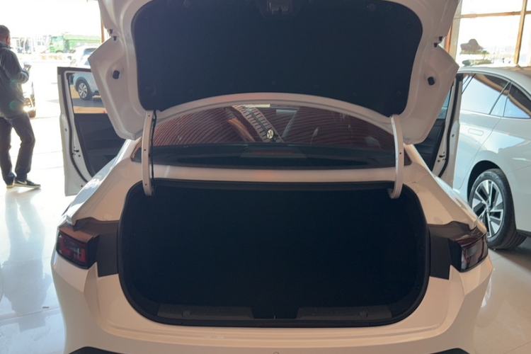 Used CHANGAN Eado 2025 Blue Whale 1.5T 500Bar Prestige Model Trunk