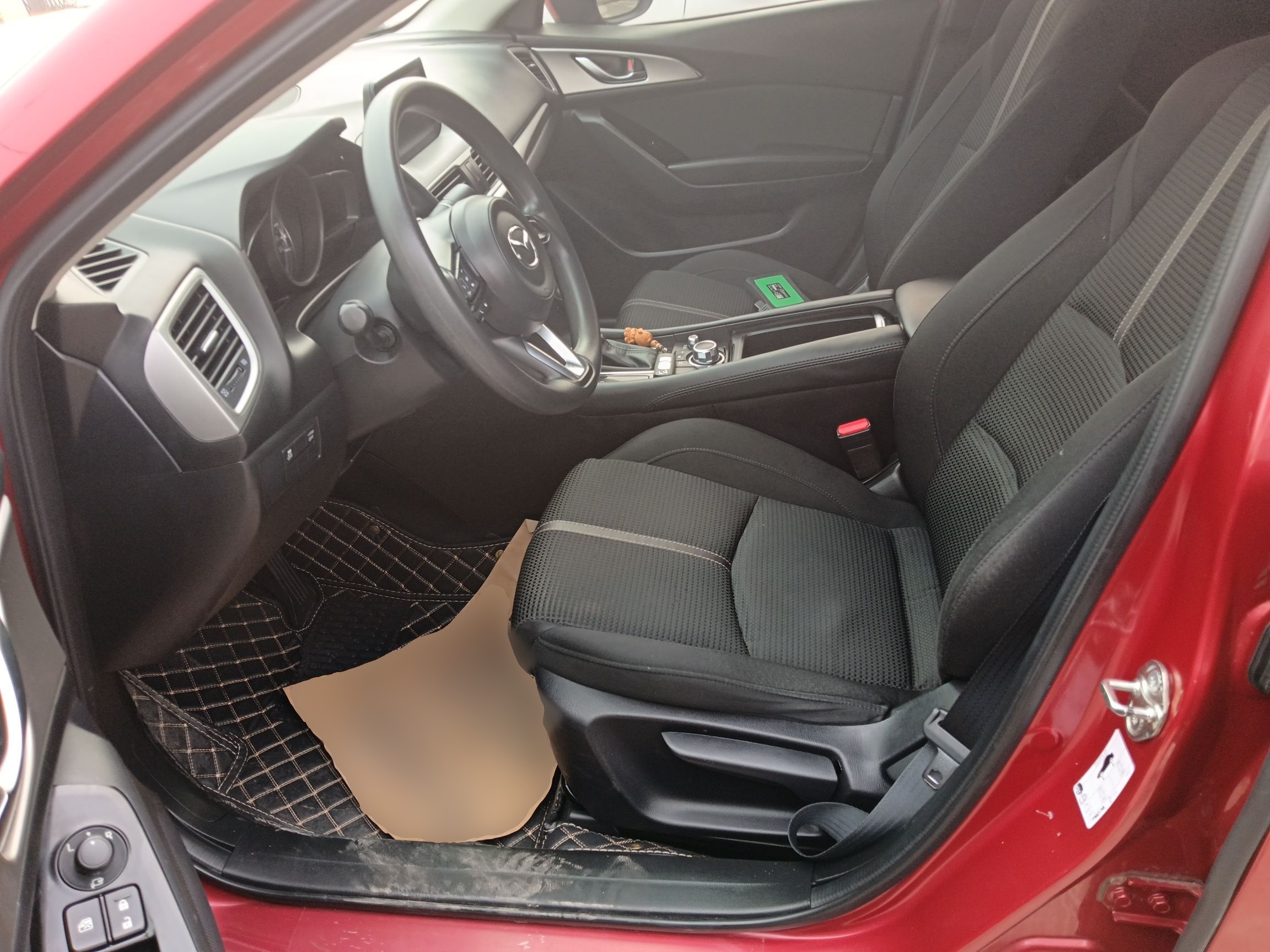 Переднее сиденье в автомобиле