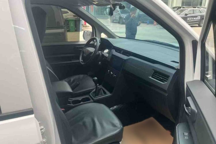 Used Wuling Hongguang PLUS 2020 1.5L Manual Standard Edition 5 Seats Interior 2