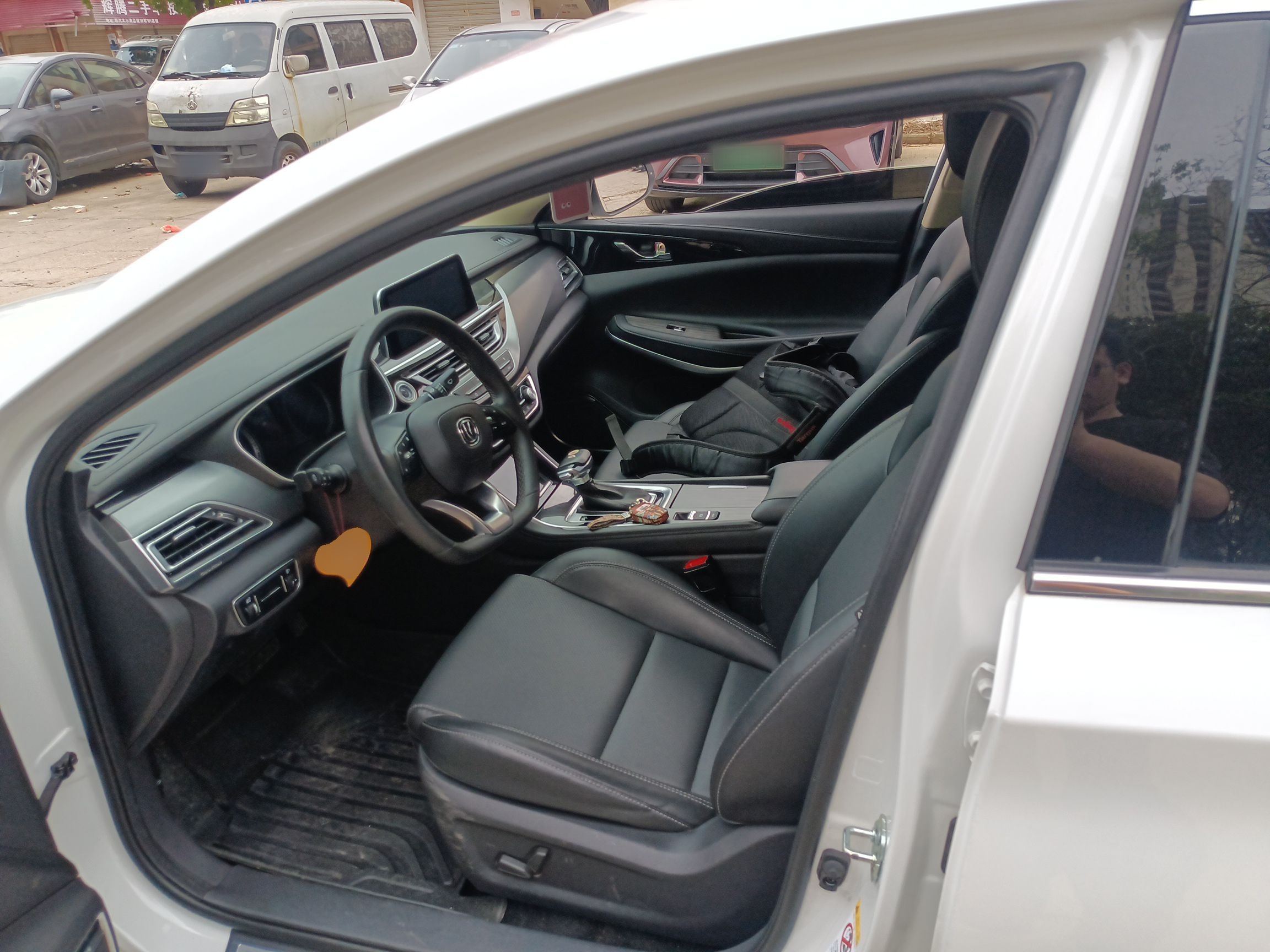 Переднее сиденье в автомобиле