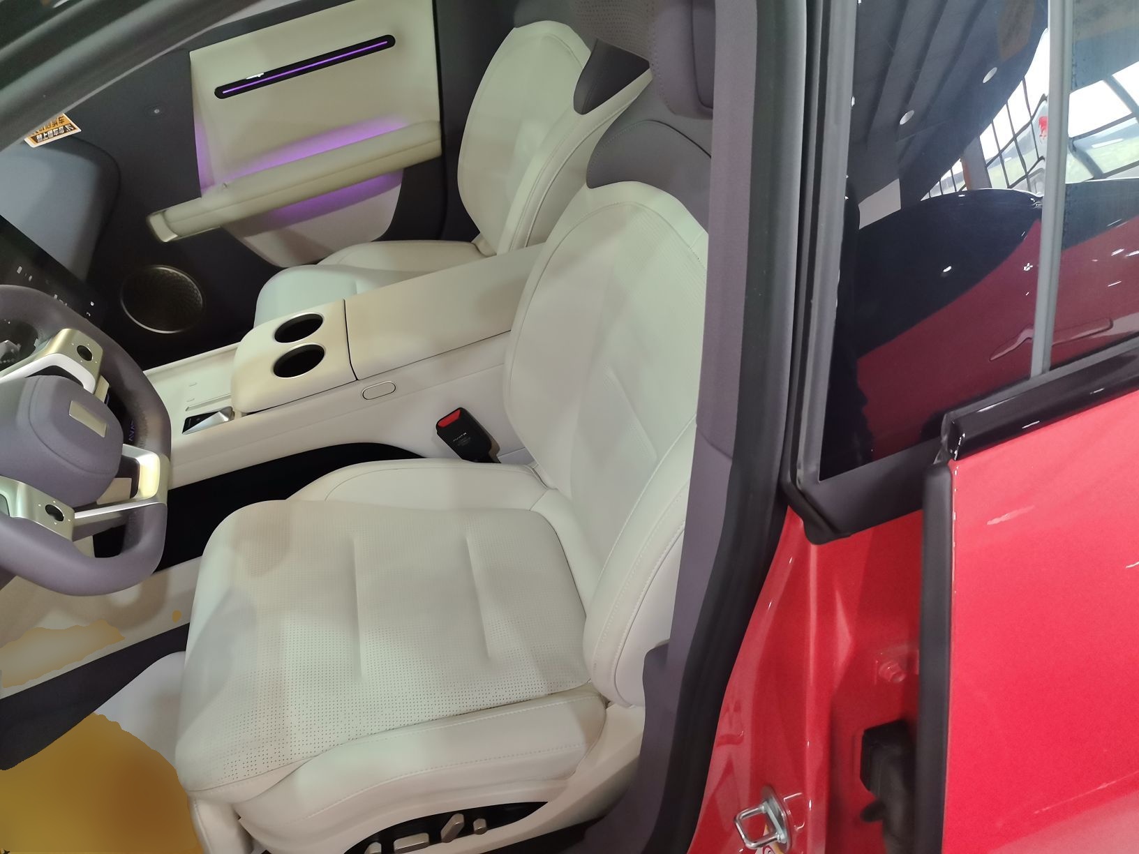 المقاعد الأمامية داخل السيارة