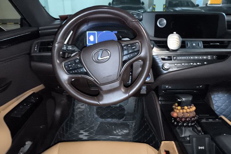Used Lexus ES 2020 300h Premier Edition
