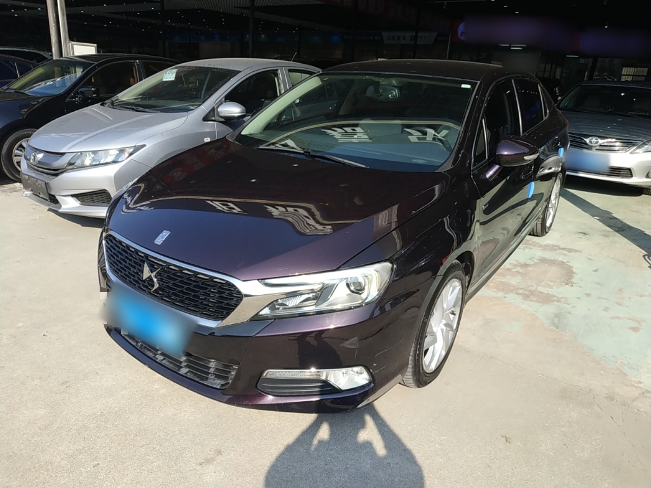 تحت مقدمة السيارة