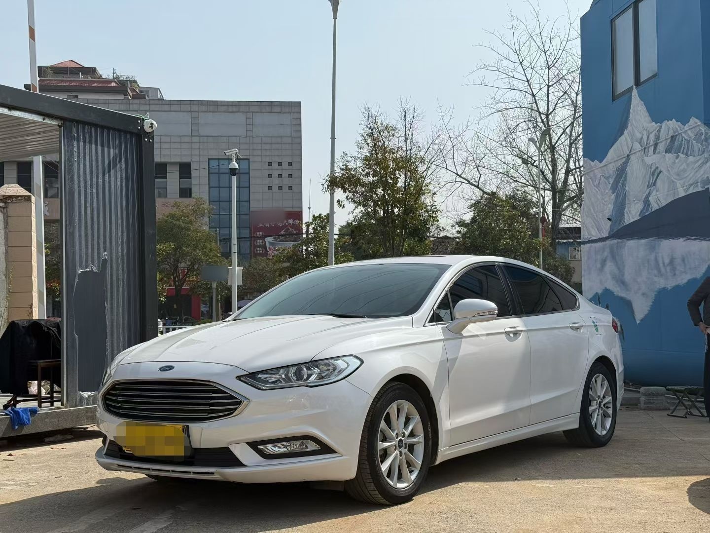 تحت مقدمة السيارة