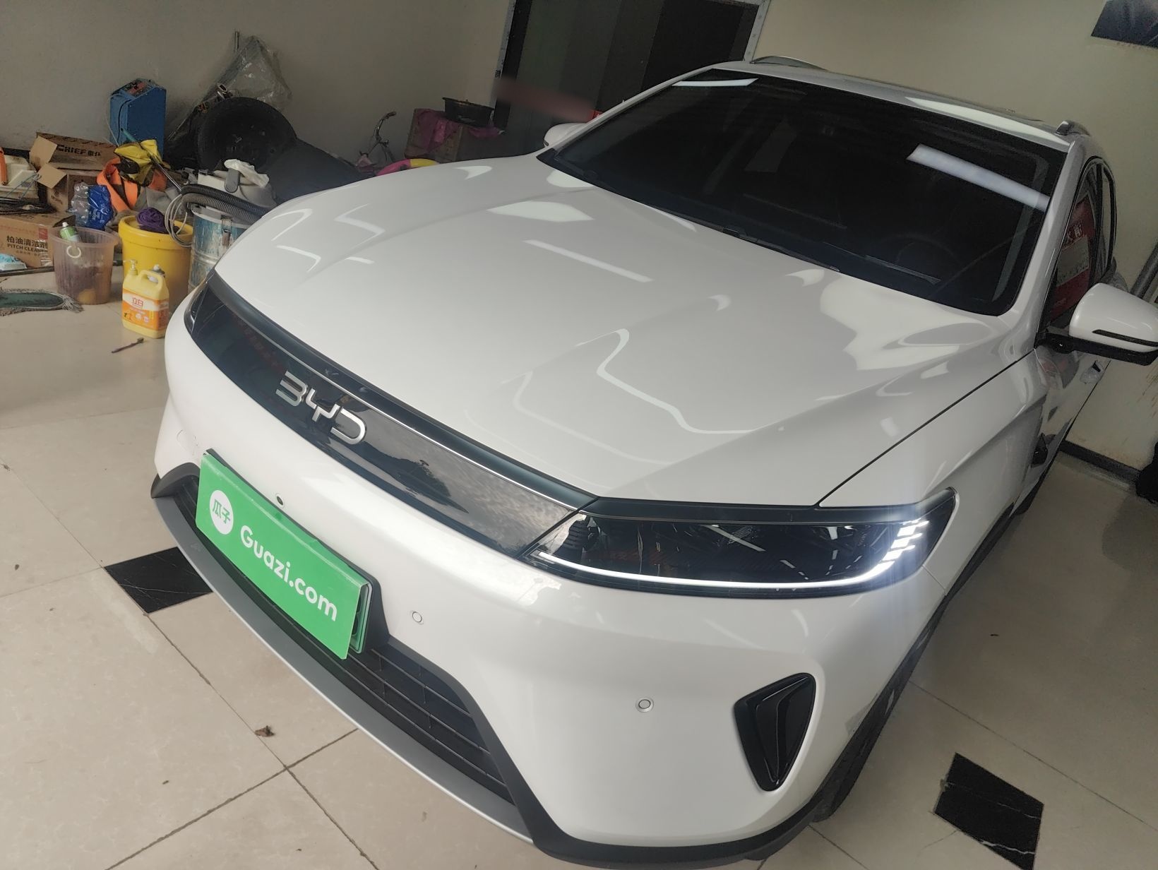 Под передней частью автомобиля