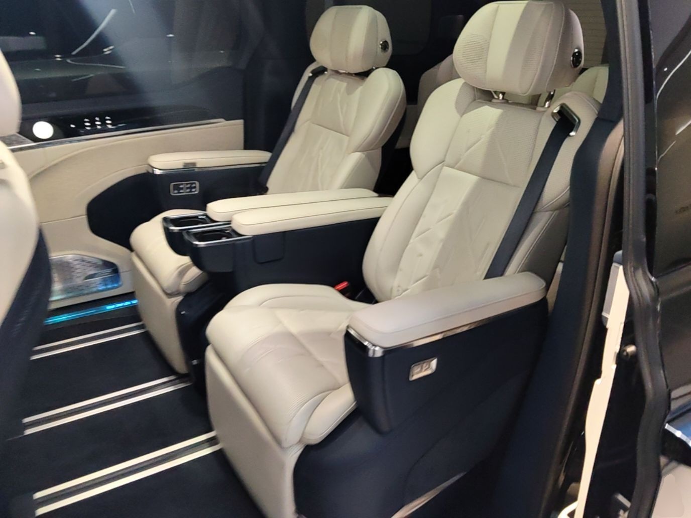Zeekr 009 2024 Six-Seat Executive Version 4WD 108 kWh — снимка 20