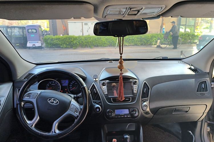 Used Hyundai ix35 2010 2.0L Automatic Two-Wheel Drive Elite Edition GLS Center Console