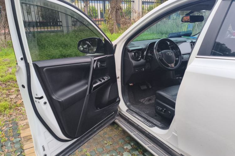 Used Toyota RAV4 2015 2.5L Automatic 4x4 Luxury Edition Driver Seat