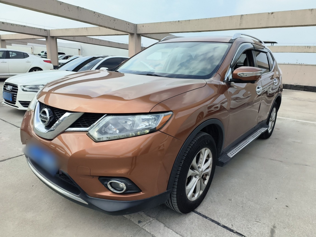 Под передней частью автомобиля