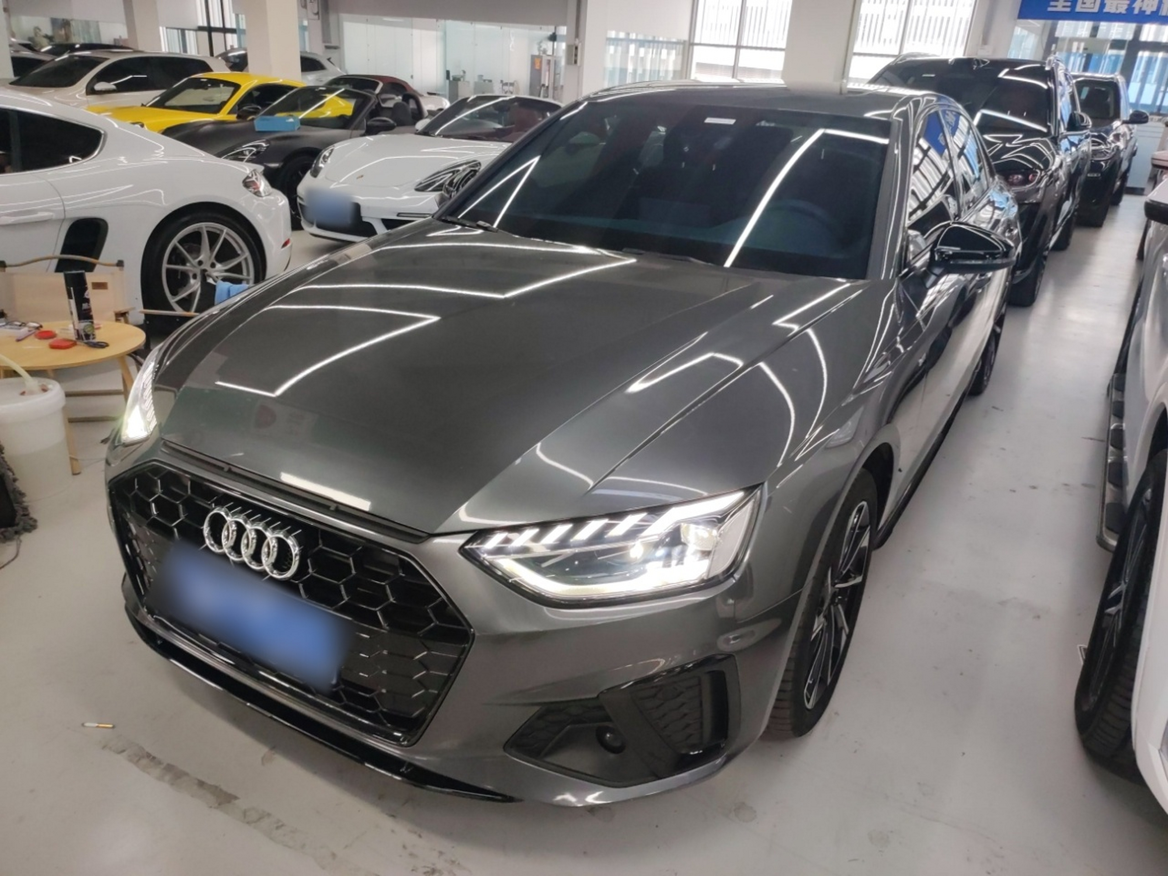 تحت مقدمة السيارة