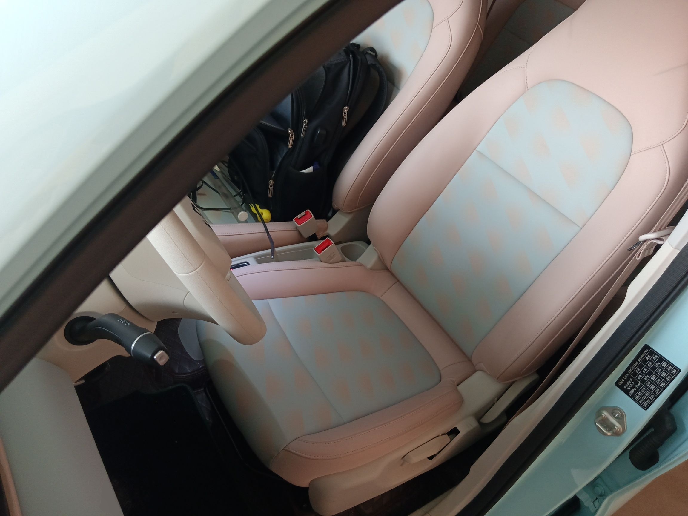 المقاعد الأمامية داخل السيارة