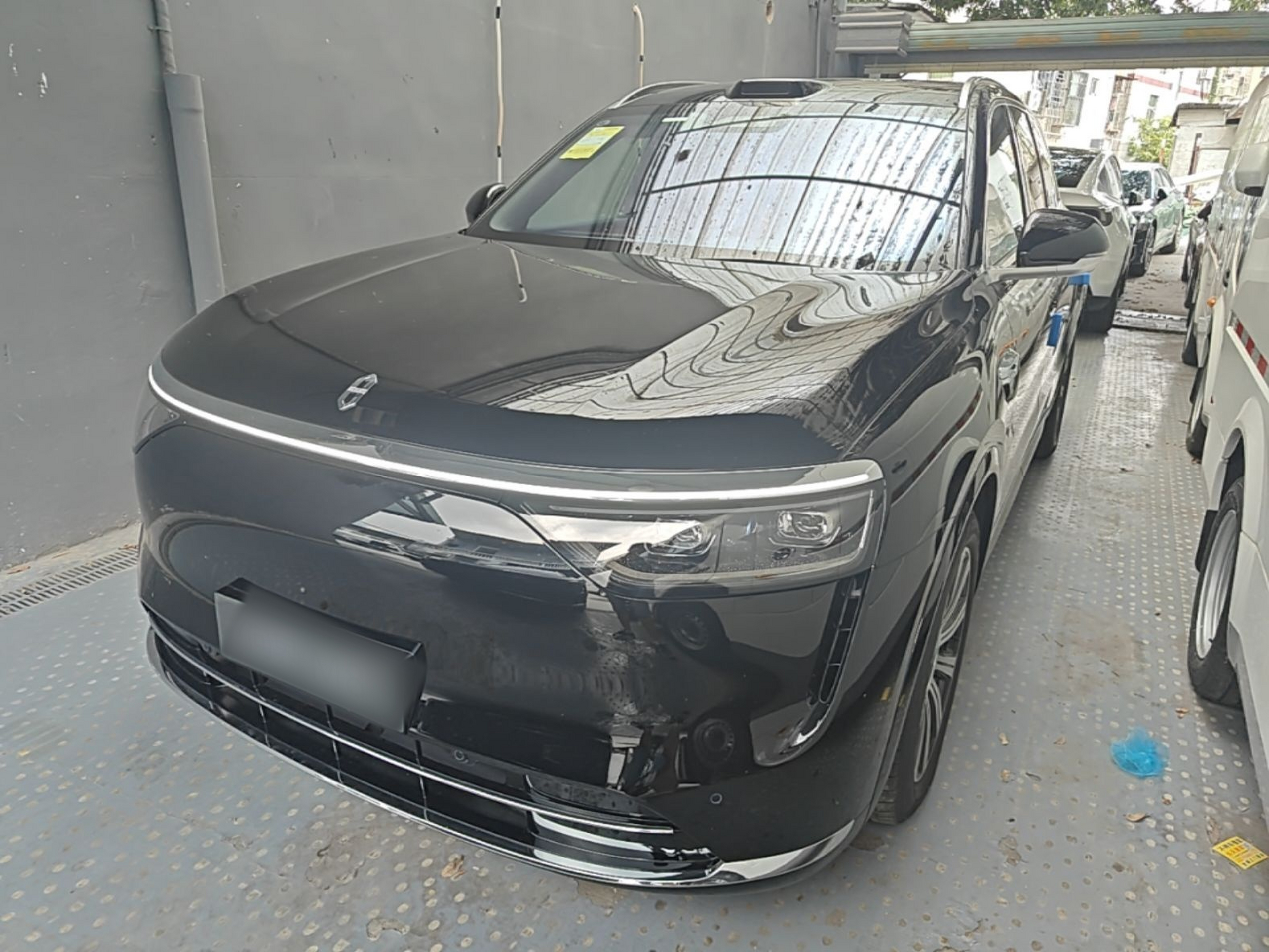Под передней частью автомобиля