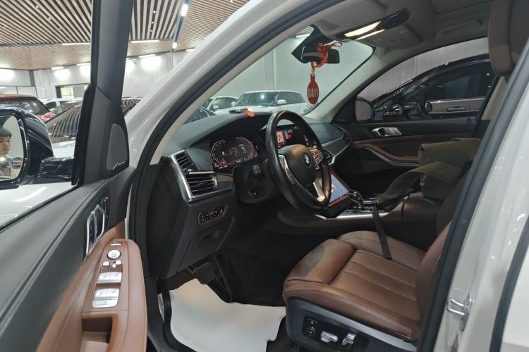 Used BMW X7 2019 xDrive40i Luxury Package with Leading Features
