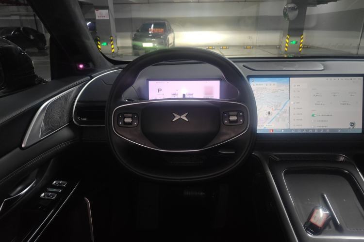Used XPeng G9 2025 725 with Ultra-Long Range Max Steering Wheel
