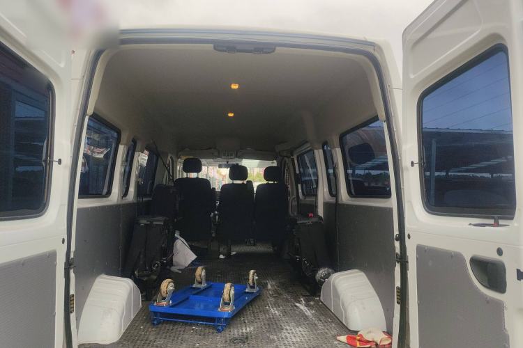 Used SAIC MAXUS Xintu V80 2023 2.0T AMT Classic Aoyuntong Power Version Long Wheelbase Mid-Roof Design 6/7/8/9-Seater