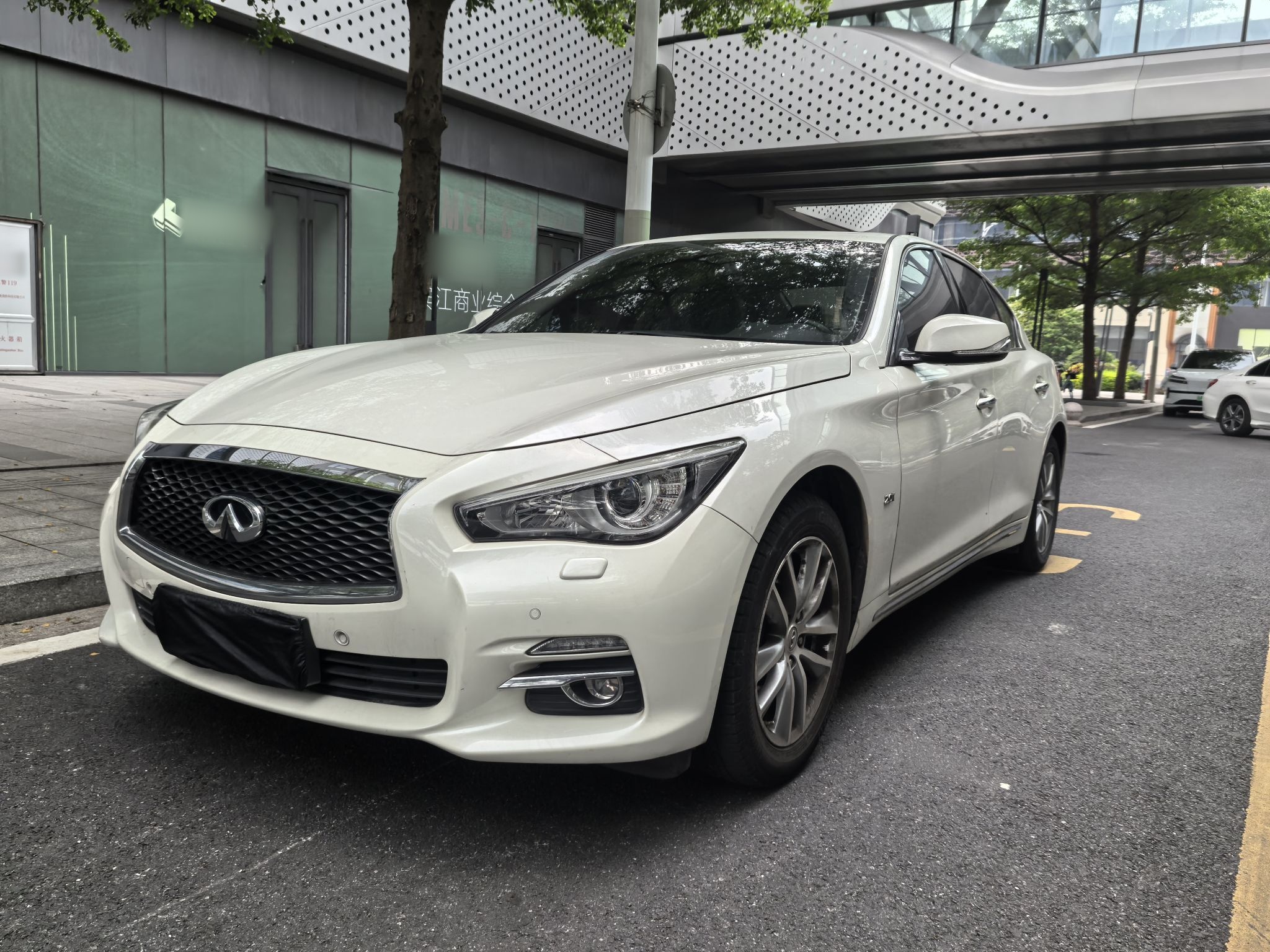 Под передней частью автомобиля