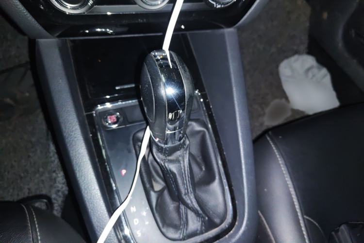 Used Volkswagen Sagitar 2017 1.6L Automatic Comfort Model Gear Lever