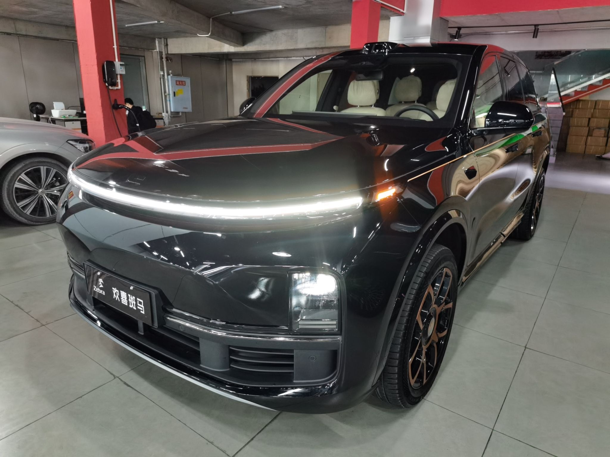 تحت مقدمة السيارة