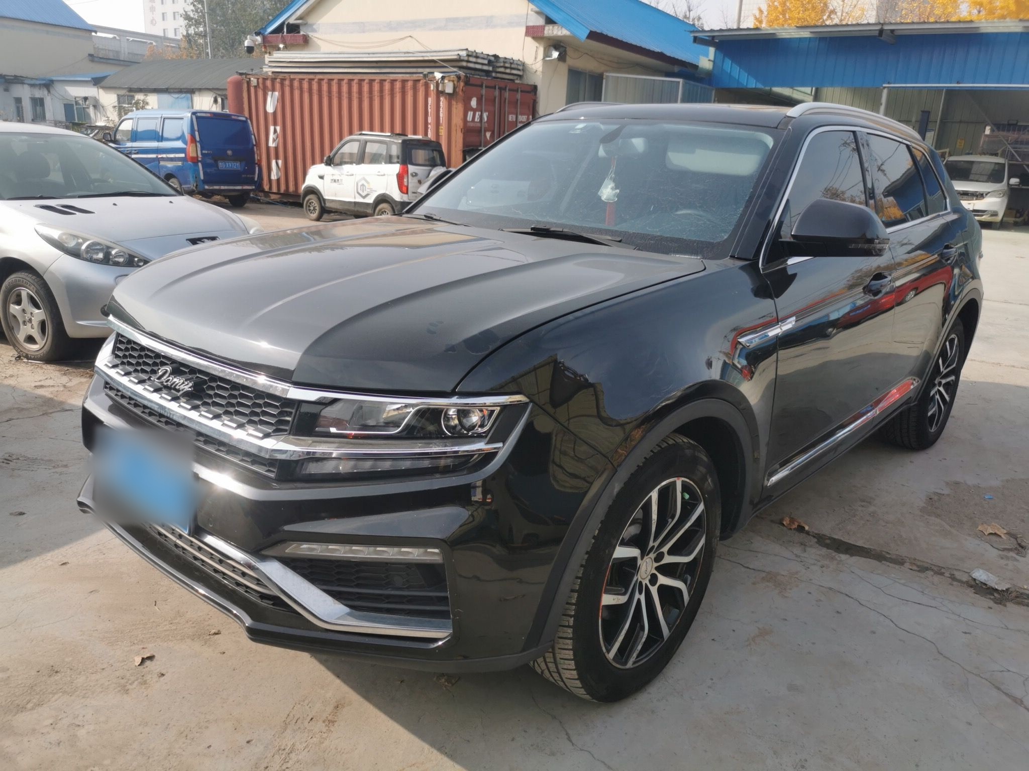 تحت مقدمة السيارة