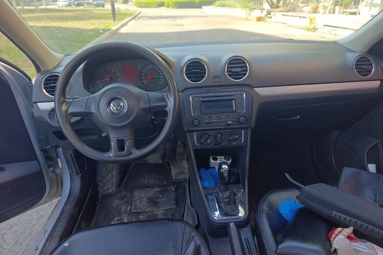 Used Volkswagen Jetta 2015 Value Edition 1.6L Automatic Comfort Version Center Console