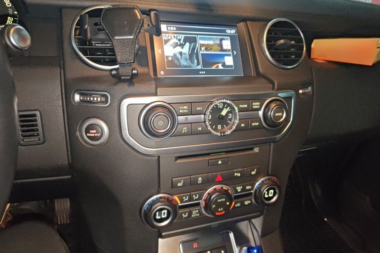 Used Land Rover Discovery 2015 3.0 SDV6 HSE Diesel Version Audio And AC Panel