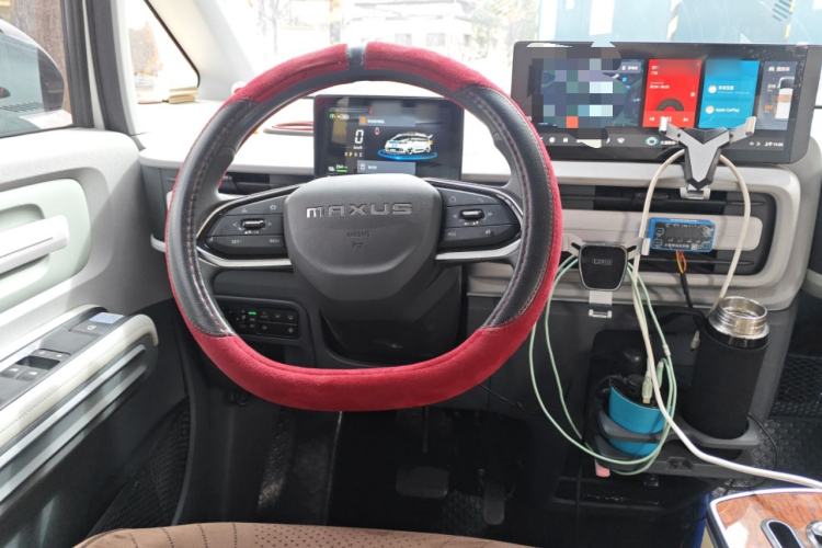 Used SAIC MAXUS Dana V1 2024 M1 Long-Wheelbase Low-Roof Passenger Version (64 kWh)
